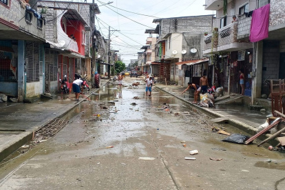 Calles de Babahoyo quedaron cubiertas de agua y lodo tras la inundación que afectó al 90 % del casco urbano.