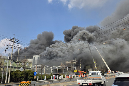 Un incendio sucedido este viernes en una planta de componentes automotrices en la ciudad surcoreana de Daejeon.