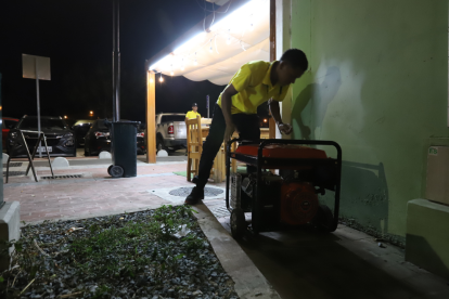 Referencial. Un generador eléctrico es encendido en Santa Elena, donde los apagones mantienen a la población con cortes de energía en horarios rotativos desde hace un mes.