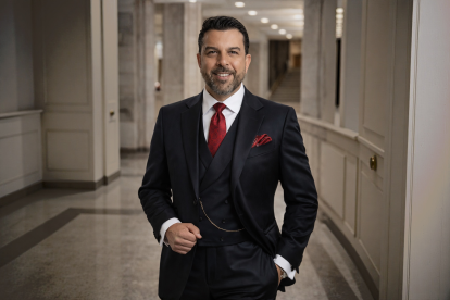 La IA eleva el look institucional del prefecto con un traje mejor entallado y más moderno.