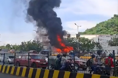 Un articulado del sistema Metrovía se incendió al final de la avenida Quito, junto al cementerio patrimonial de Guayaquil.
