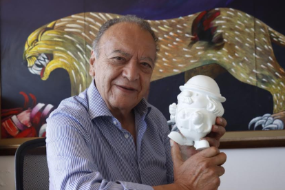 Édgar Cevallos, de 77 años, junto a don Evaristo, la figura de Ernesto Albán, que recreó en la alcaldía de Rodrigo Paz.