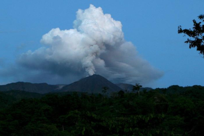 El volcán Reventador se mantiene en alerta naranja tras reporte de caída de ceniza.