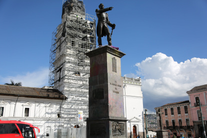 Daños. El monumento de Antonio José de Sucre fue vandalizado en el cierre de las movilizaciones del pasado 8 de marzo en el centro quiteño.