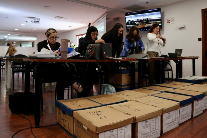 Ramiro García, abogado del alcalde de Guayaquil, Aquiles Álvarez, denunció que los problemas de conexión desde la cárcel del Encuentro persistían antes de reanudar la audiencia de juicio.