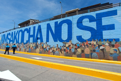 En Cuenca se pintó un mural de  más de 300 metros en memoria de la defensa de Quimsacocha.