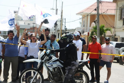 Fiorella Icaza, esposa del alcalde de Guayaquil, con gritos alentaba a su esposo para que todo salga bien la tarde de este 22 de marzo.