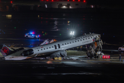 Servicios trabajan en el lugar del accidente de un avión de Air Canada en el aeropuerto internacional LaGuardia en Nueva York, Estados Unidos, el 23 de marzo de 2026.