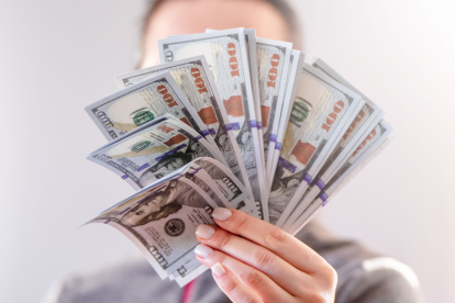 Billetes de cien dólares, imagen referencial en el contexto de la consulta de utilidades pendientes de cobro por parte de exempleados.