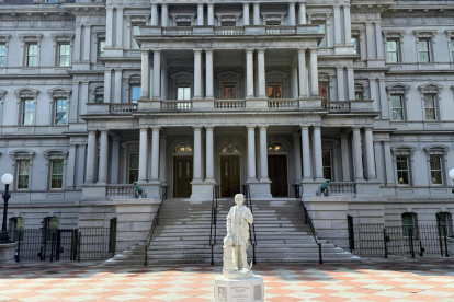 Estatua en el complejo de la Casa Blanca, reinstalada por Donald Trump como homenaje a Cristóbal Colón.