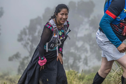 La ecuatoriana Yanna Guillín, con vestimenta tradicional, marcó récord internacional en trail running durante una competencia en Bolivia.