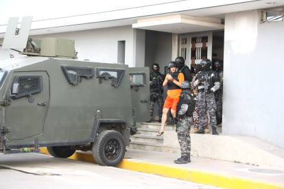 El alcalde de Guayaquil, Aquiles Álvarez, cuando salía de la dilgencia en el cantón La Libertad