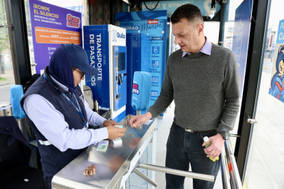 Referencia. Con el nuevo sistema, desde abril bastará una tarjeta para viajar en trole, ecovía y metro. Estaciones ya incorporan tecnología de cobro.