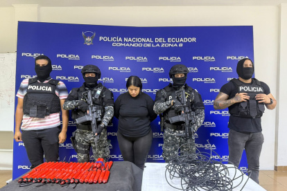 Una mujer fue aprehendida en flagrancia por la Policía Nacional en el norte de Guayaquil mientras transportaba material explosivo en un bolso.
