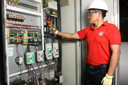 Las empresas deben operar hasta por 14 horas diarias con sus generadores, en Ecuador. (foto referencial).