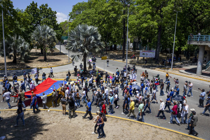 Trabajadores y estudiantes de la Universidad Central de Venezuela (UCV) participan en una manifestación para exigir mejoras salariales este miércoles, en Caracas (Venezuela).