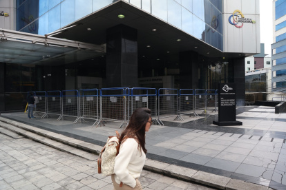 El acceso al Consejo de la Judicatura se restringió este miércoles. Había vallas metálicas en el ingreso al edificio de la entidad en Quito.