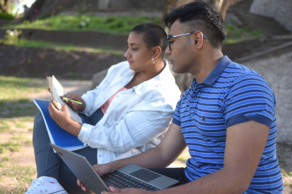 El país sube tres puestos en el World Happiness Report 2026, aunque expertos advierten que el dato no refleja completamente la realidad social.