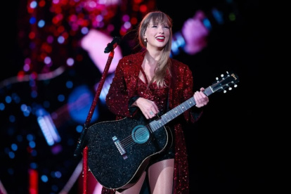 Swift es la primera cantante en vender más de un millón de copias de cada uno de sus siete álbumes durante la primera semana en Estados Unidos