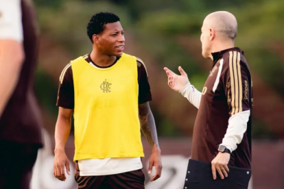 Gonzalo Plata, extremo ecuatoriano del Flamengo, recibe instrucciones durante una sesión de entrenamiento del club brasileño.