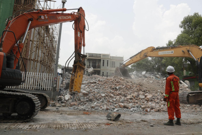 Imagen de archivo de un rescatista retirando los escombros del edificio derrumbado tras el terremoto en Sagaing, Myanmar, el 28 de abril de 2025.