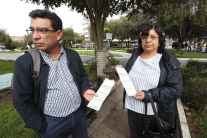 Con planillas en manos, los usarios reclaman por el alto costo de la tasa de recolección de basura.