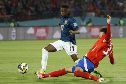 Darwin Guagua (i) de Ecuador en el dominio de la pelota ante la marca de un jugador de Chile, en el partido por la fecha 14 de las eliminatorias sudamericanas