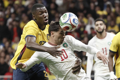 El delantero de la selección de fútbol de Marruecos Brahim Díaz (d) lucha con Moisés Caicedo, de Ecuador,.