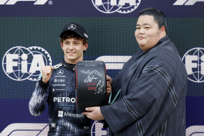 Kimi Antonelli (i) recibiendo el premio por liderar la clasificación del Gran Premio de Japón de este domingo 29 de marzo.