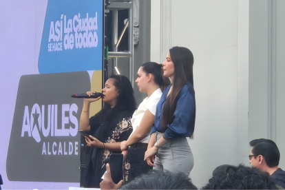 Tatiana Coronel y Fiorella Icaza, esposa de Aquiles Álvarez, encabezaron los mensajes de respaldo al alcalde.