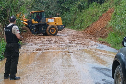 Esta es la segunda vez en menos de una semana que ocurre un derrumbe en la vía hacia Pacto, en el noroccidente de Quito.