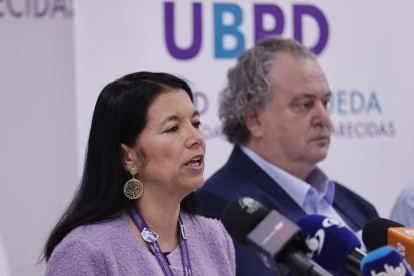 La directora general de la Unidad de Búsqueda de Personas dadas por Desaparecidas (UBPD), Janeth Forero Martínez (i), este lunes en Bogotá (Colombia).