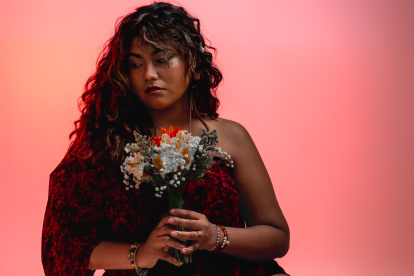 El proyecto de Andy Abad combina canciones inéditas y versiones, con un enfoque que  reinterpreta la tradición folk con una mirada contemporánea.