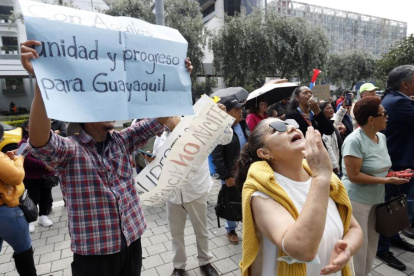 Seguidores del alcalde de Guayaquil, Aquiles Álvarez, protestaron en los exteriores de la Corte Provincial de Pichincha, este lunes 2 de marzo.