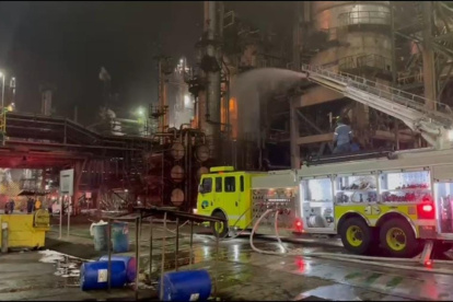 Petroecuador informó que a las 21:35 el evento fue controlado en su totalidad.