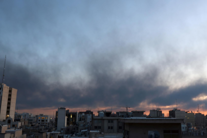 Columnas de humo se elevan tras un ataque aéreo en Teherán, en medio de la operación conjunta de fuerzas israelíes y estadounidenses que continúa desde el 28 de febrero de 2026.