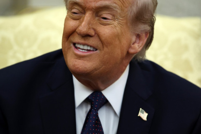 El presidente de Estados Unidos, Donald Trump, habla durante una reunión bilateral con el canciller alemán Friedrich Merz en la Oficina Oval de la Casa Blanca, en Washington, el 3 de marzo de 2026.