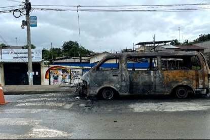 Así quedó la furgoneta en la que estaba la víctima. Los atacantes la incendiaron pese a que él estaba en su interior.