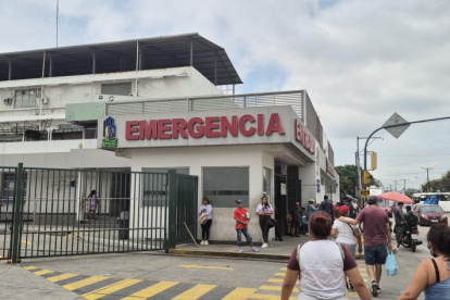 Exteriores del área de Emergencia del hospital Teodoro Maldonado Carbo, en Guayaquil.