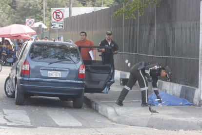 El cuerpo de la víctima quedó tendido sobre la acera, junto al hospital Teodoro Maldonado Carbo, en el sur de Guayaquil, este lunes 5 de enero.