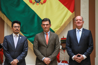 El canciller de Bolivia, Fernando Aramayo (i), el presidente de Bolivia, Rodrigo Paz (c), y el embajador de Perú, Carlos Daniel Chávez-Taffur Schmidt, en La Paz (Bolivia).