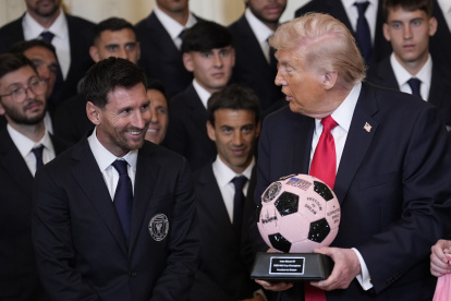 Donald Trump conversa con Lionel Messi mientras sostiene el balón conmemorativo del Inter Miami en la Casa Blanca.