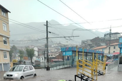 La acumulación de agua en varias vías de Quito complicó la movilidad durante las fuertes lluvias registradas la tarde del 6 de marzo.