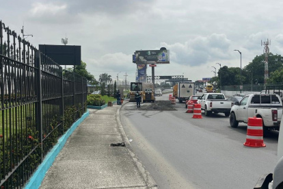 La repavimentación se ejecuta en la subida al puente de la Unidad Nacional, en sentido Guayaquil - Samborondón.