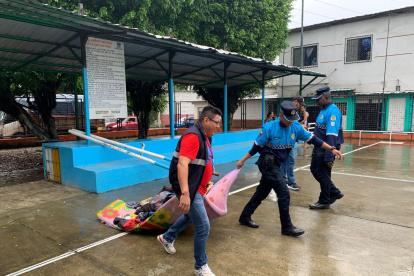 Agentes municipales retiraron colchones y otros artículos que eran utilizados para permanecer en un parque de la ciudadela Florida Norte, en Guayaquil.