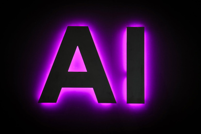 Detalle de un cartel anunciando inteligencia artificial durante una jornada de un MWC, en una imagen de archivo.