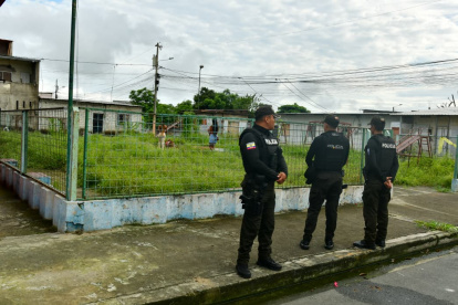 Agentes policiales acudieron al sitio horas después para brindar resguardo.