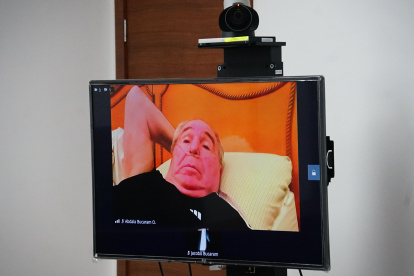 El expresidente Abdalá Bucaram asiste al juicio de forma telemática desde su residencia, alegando problemas de salud.