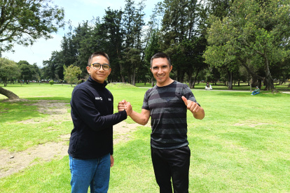 Matías (i) sigue el legado en el ciclismo de su padre Byron Guamá (d), múltiple campeón de la Vuelta al Ecuador y con gran experiencia en pruebas a nivel internacional.