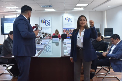 Luego del sorteo, nueve integrantes de la Comisión de selección recibieron entre ocho y nueve expedientes de los 75 inscritos para fiscal General del Estado.